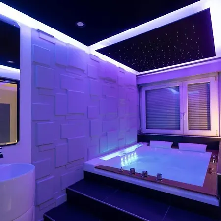 Appartement-jacuzzi / à 800m Du Centre Appartement